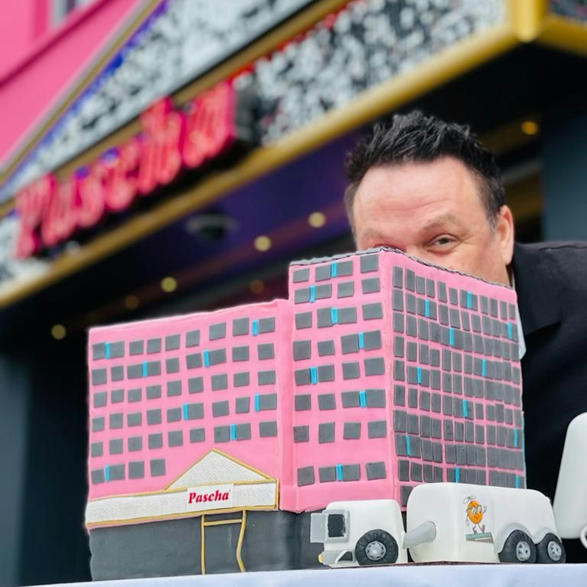 Inhaber André Wienstroth hat vor der Eröffnung einen Kuchen in Form des „Pascha“-Gebäudes als Geschenk bekommen.