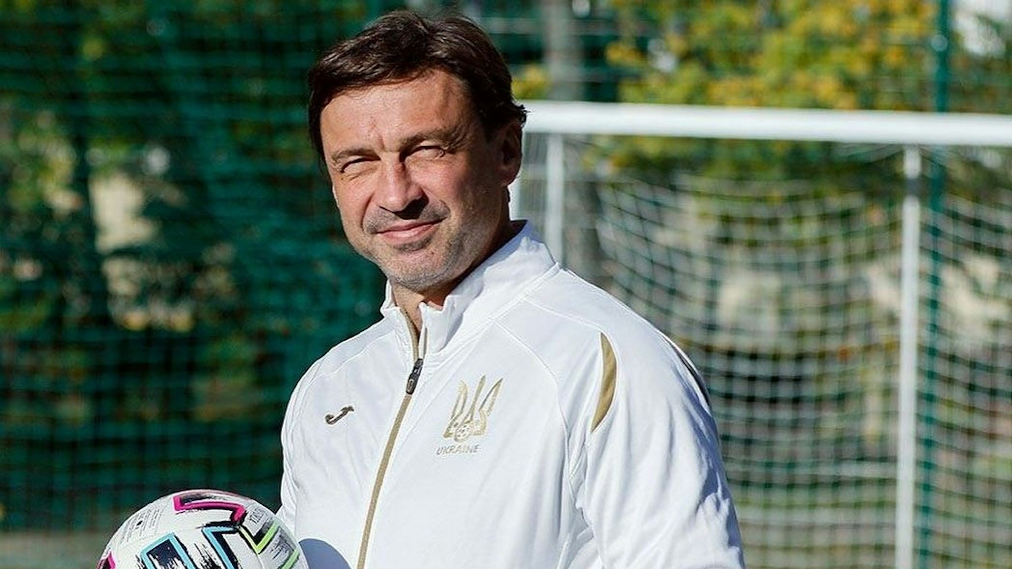 Der frühere Nationalspieler Wladyslaw Waschtschuk steht auf einem Sportplatz in der ukrainischen Hauptstadt Kyjiw.
