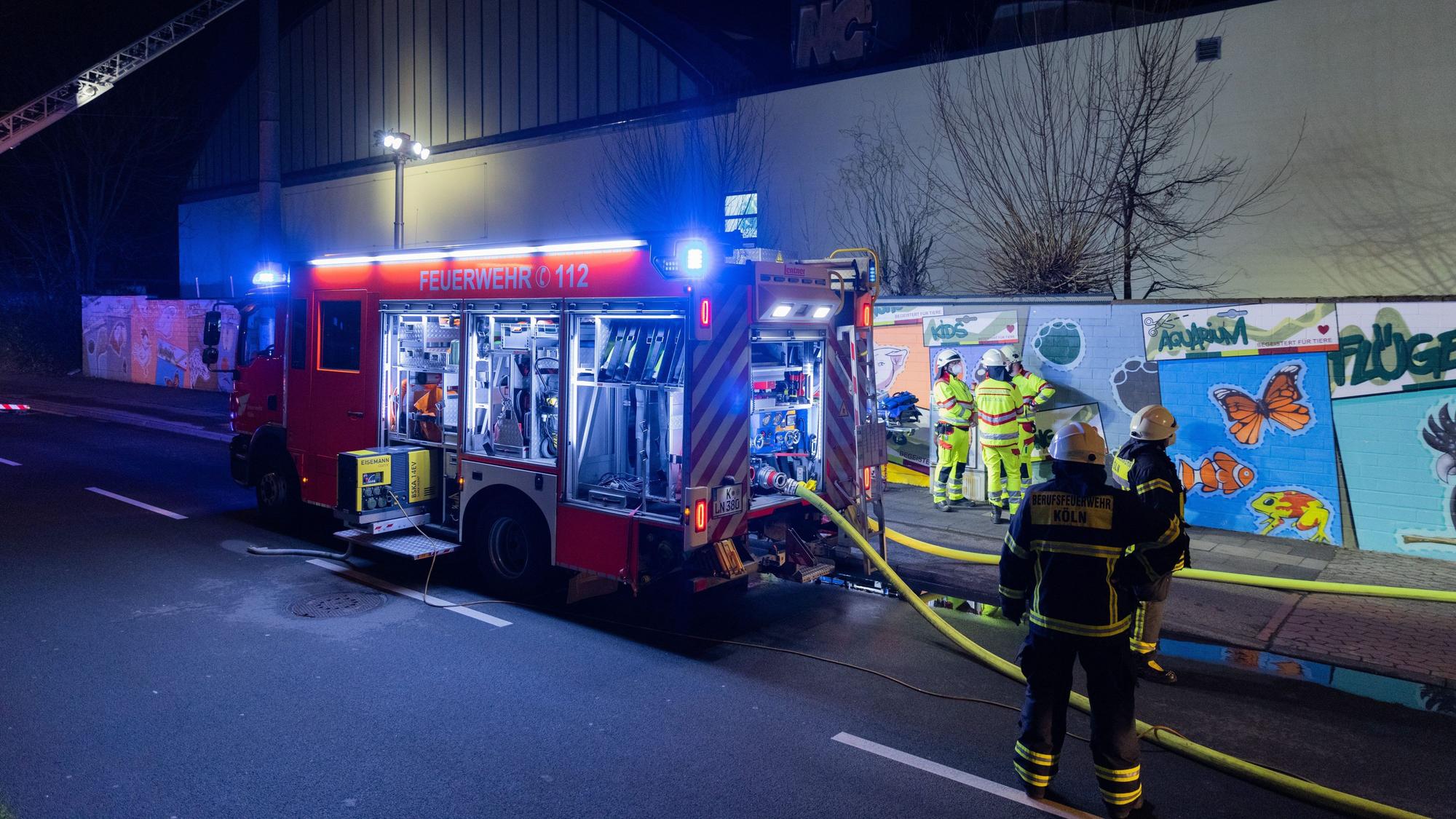 Feuerwehr steht mit einigen Einsatzkräften vor dem Kölner Zoo.