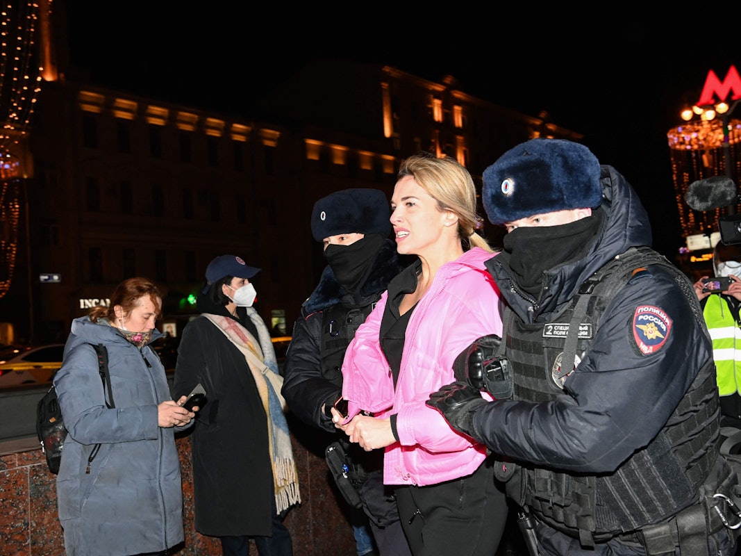 Polizisten nehmen am 24. Februar in Moskau während eines Protestes gegen den Krieg in der Ukraine eine Frau fest. Immer wieder berichten Frauen von Misshandlungen und Folter in russischen Gefängnissen.