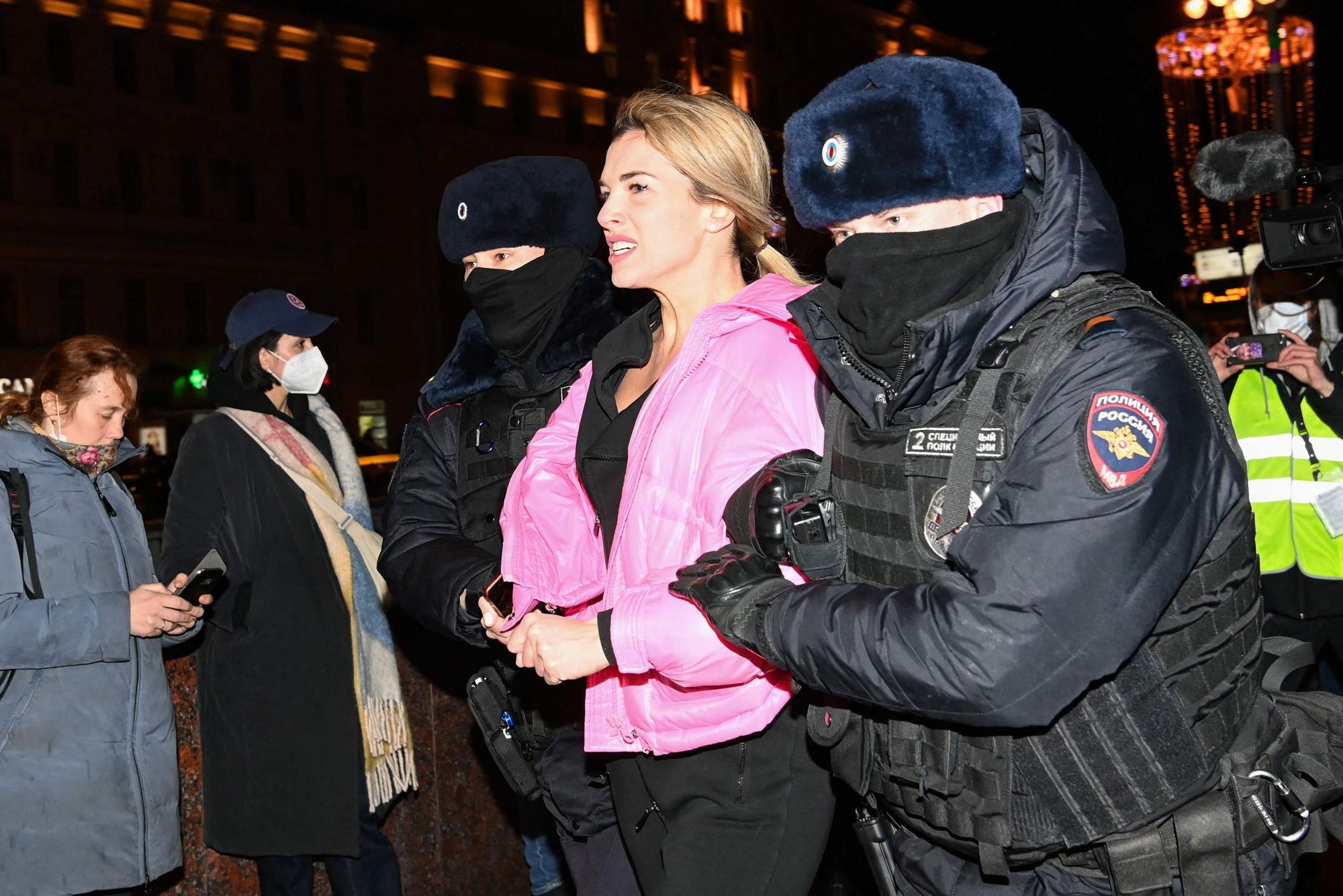 Polizisten nehmen am 24. Februar in Moskau während eines Protestes gegen den Krieg in der Ukraine eine Frau fest. Immer wieder berichten Frauen von Misshandlungen und Folter in russischen Gefängnissen.