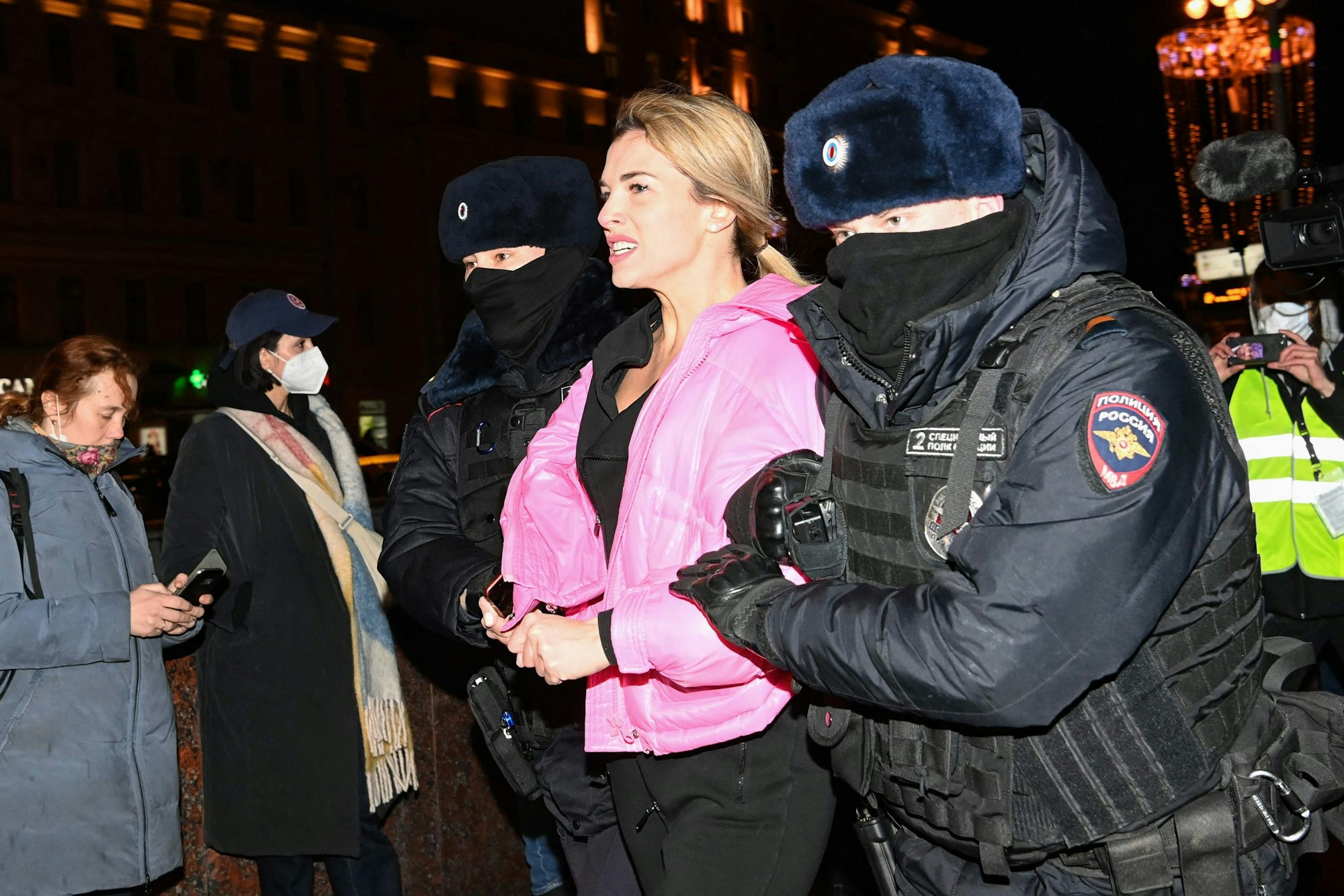 Polizisten nehmen am 24. Februar in Moskau während eines Protestes gegen den Krieg in der Ukraine eine Frau fest. Immer wieder berichten Frauen von Misshandlungen und Folter in russischen Gefängnissen.