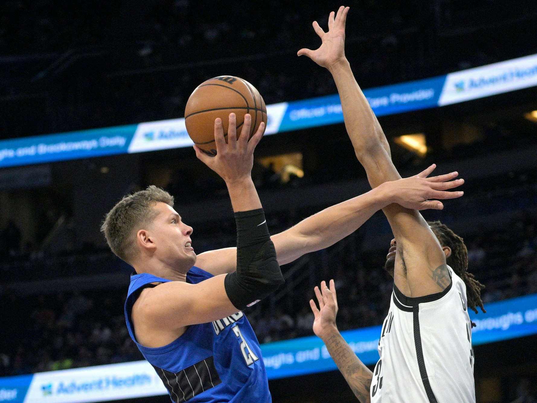 Moritz Wagner (links) versucht den Dunk gegen Nic Claxton.