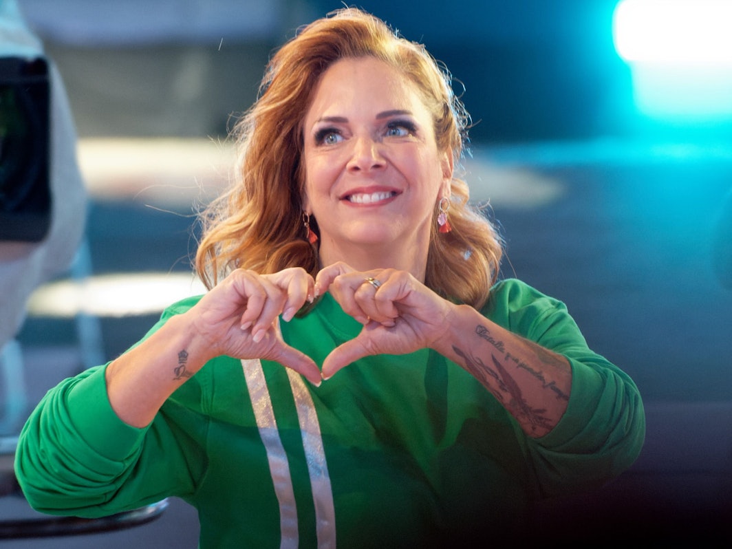 Danni Büchner zeigt bei der Auftaktsendung der Sat.1 Fernsehshow „Promi Big Brother“ 2021 im Studio mit ihren Händen ein Herz.