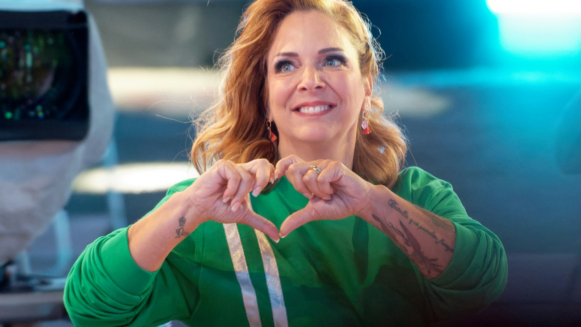 Danni Büchner zeigt bei der Auftaktsendung der Sat.1 Fernsehshow „Promi Big Brother“ 2021 im Studio mit ihren Händen ein Herz.