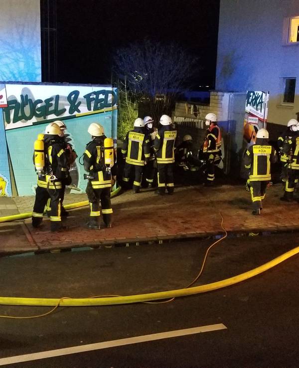 Feuerwehrleute im Einsatz am Tropenhaus des Kölner Zoos: Dort ist am Dienstagabend (15. März 2022) ein folgenschweres Feuer ausgebrochen.