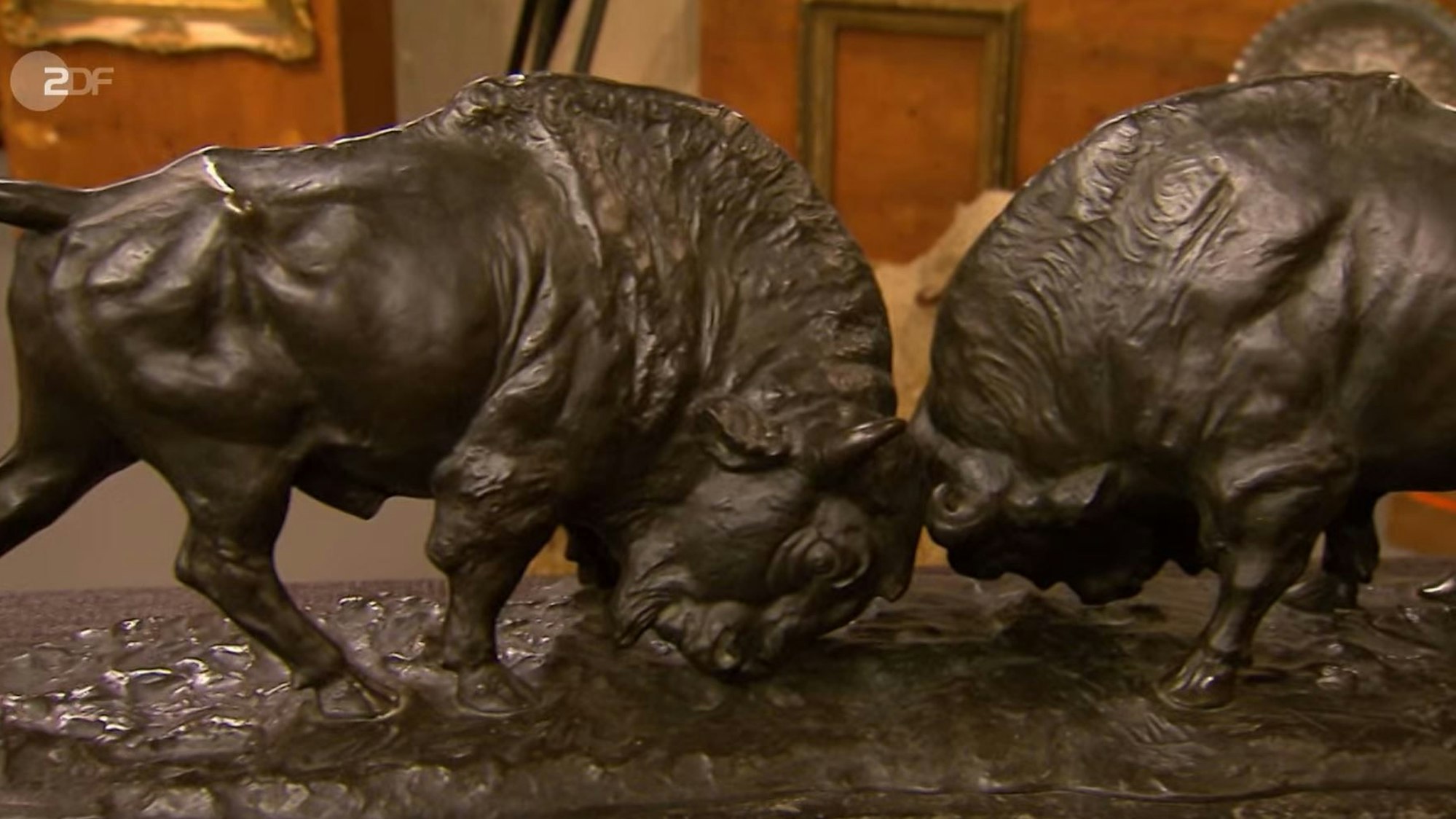 Zu sehen ist eine Bison-Statue bei „Bares für Rares“.