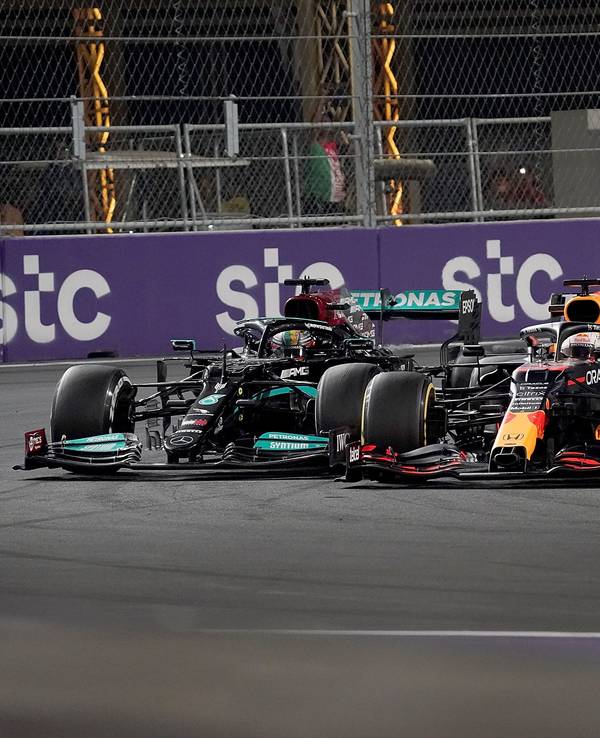 Max Verstappen (rechts) und Lewis Hamilton im Zweikampf.