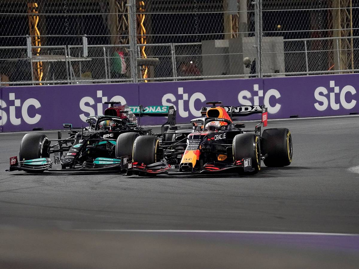 Max Verstappen (rechts) und Lewis Hamilton im Zweikampf.