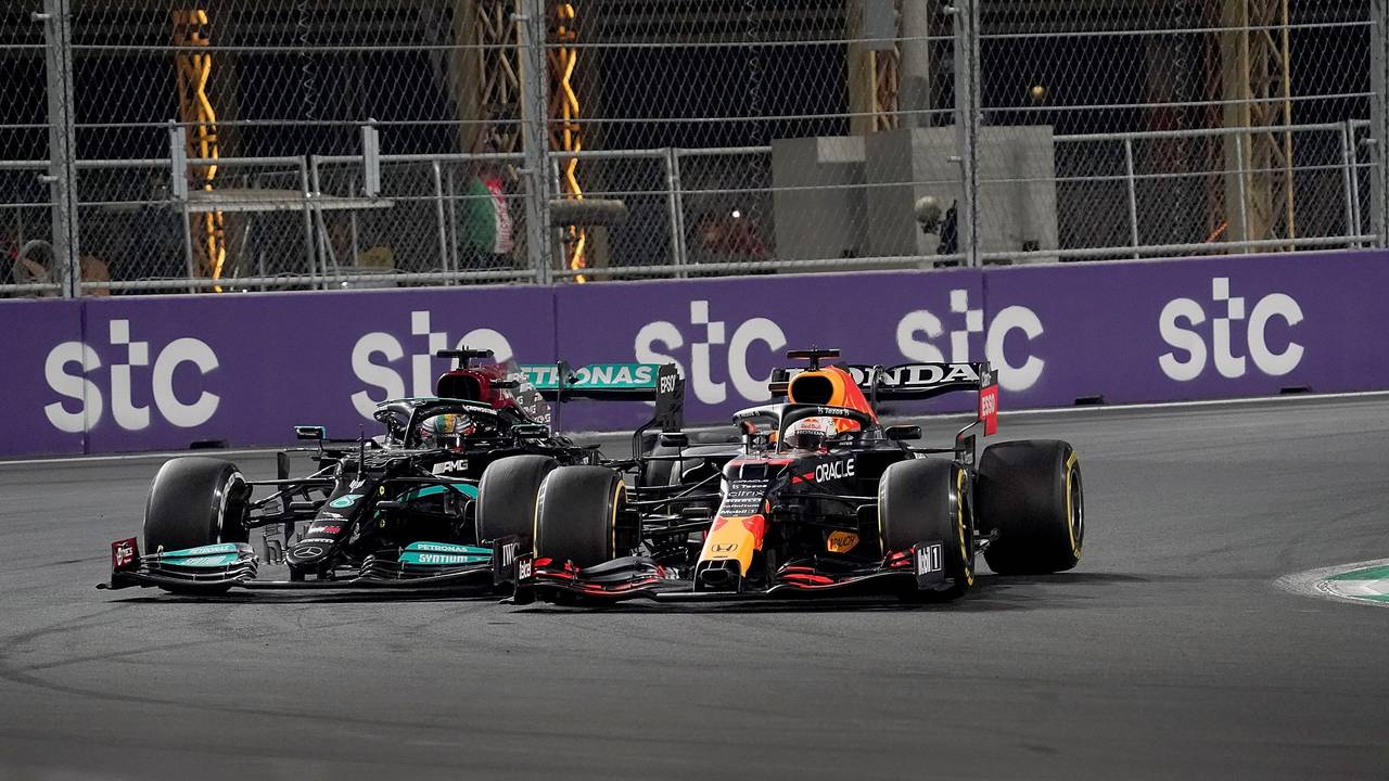 Max Verstappen (rechts) und Lewis Hamilton im Zweikampf.