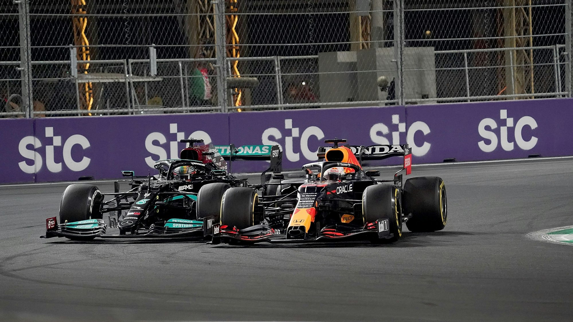 Max Verstappen (rechts) und Lewis Hamilton im Zweikampf.