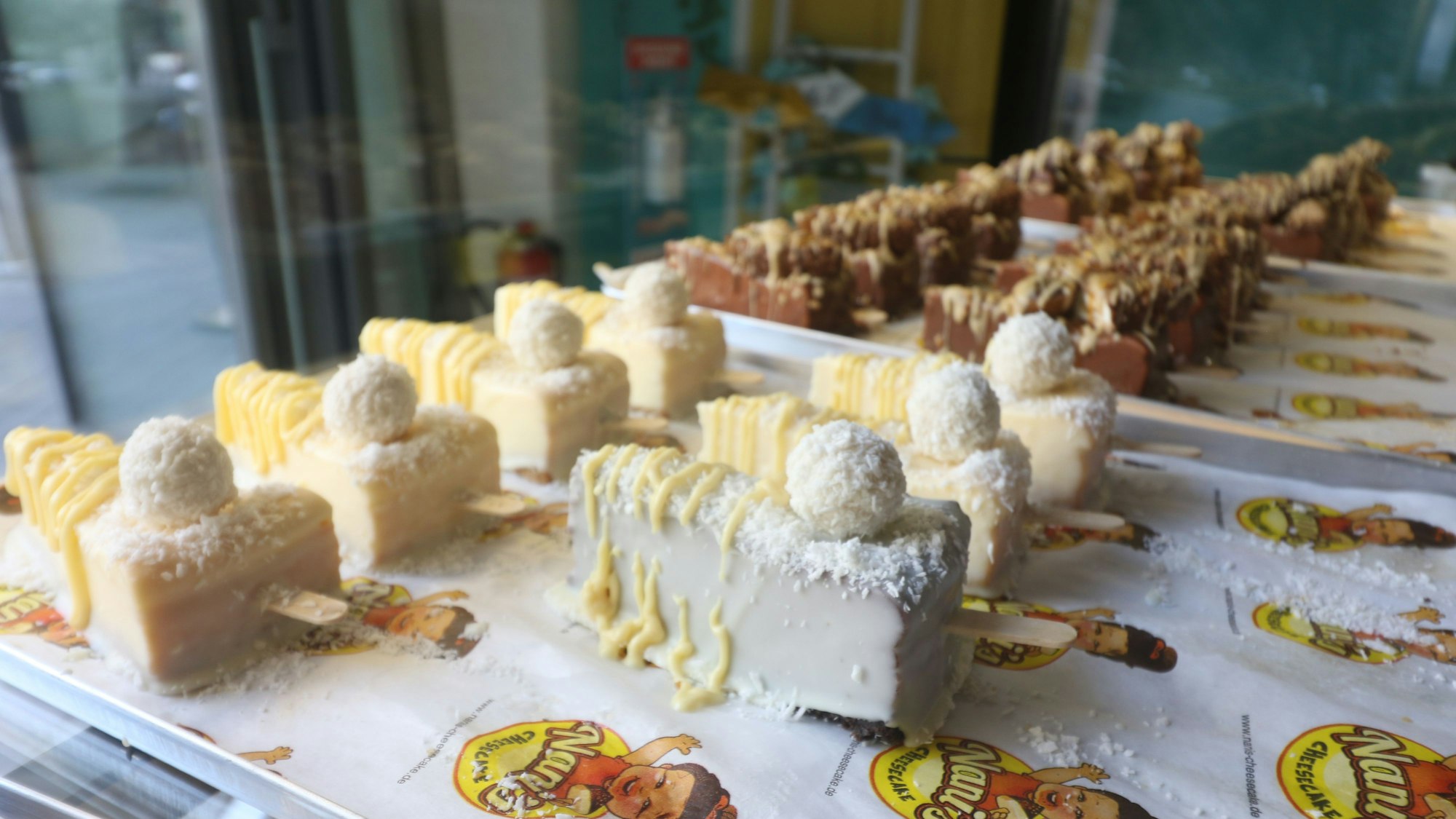 Käsekuchen in einer Auslage