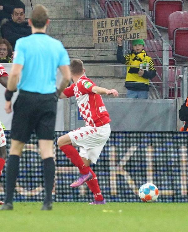 Axel Witse trifft aus kurzer Distanz für Borussia Dortmund gegen Mainz 05