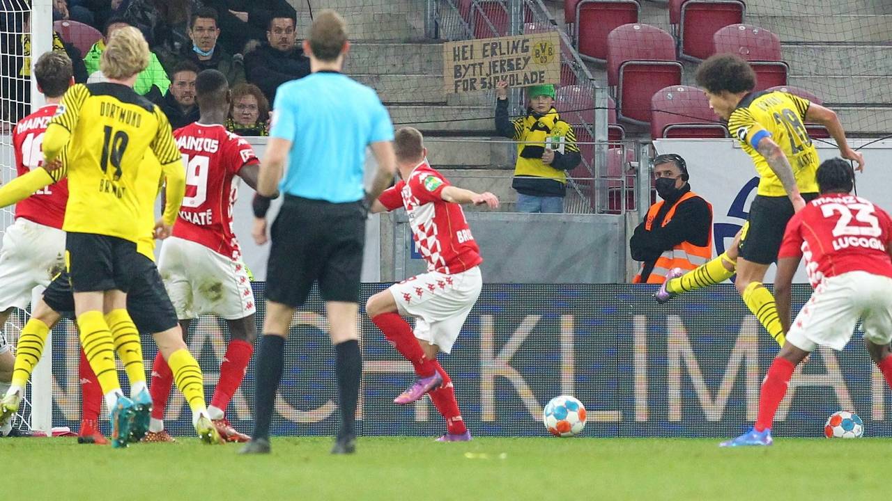 Axel Witse trifft aus kurzer Distanz für Borussia Dortmund gegen Mainz 05