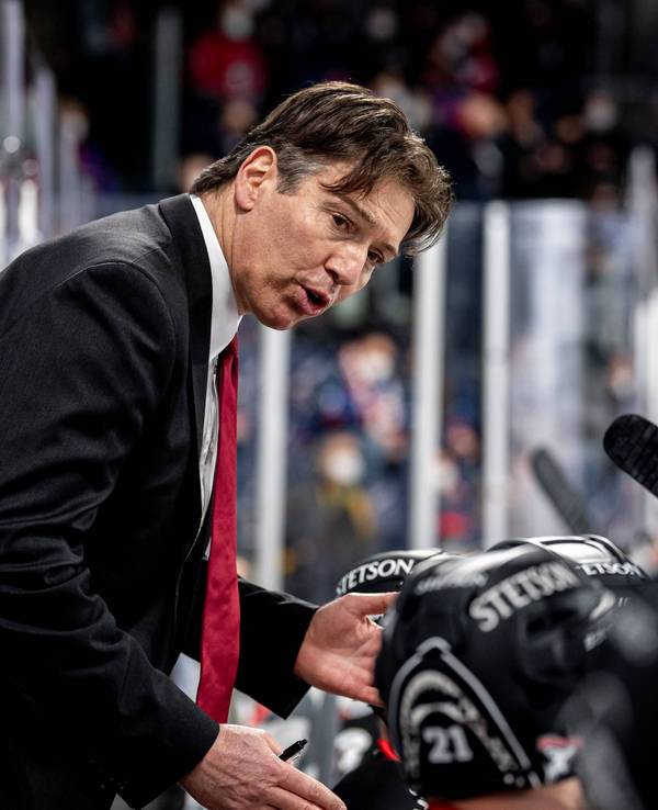 Uwe Krupp spricht zu den Spielern der Kölner Haie.