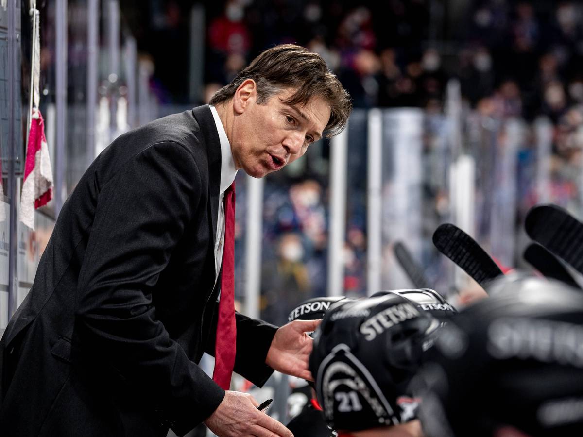 Uwe Krupp spricht zu den Spielern der Kölner Haie.