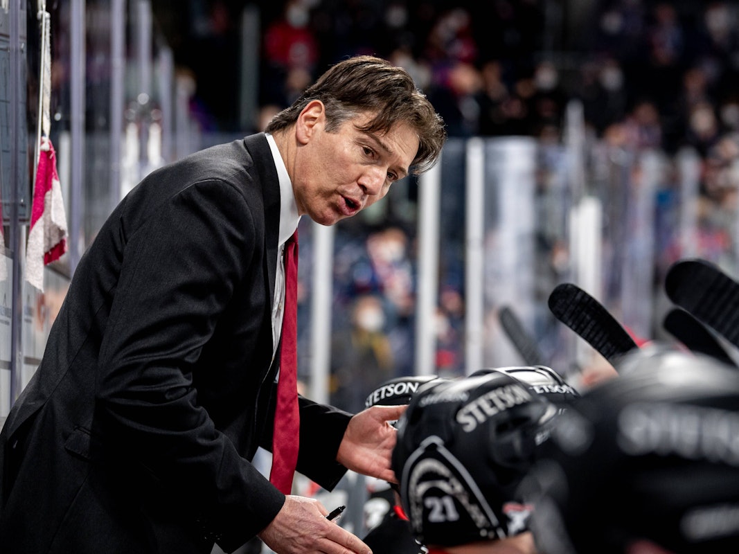 Uwe Krupp spricht zu den Spielern der Kölner Haie.