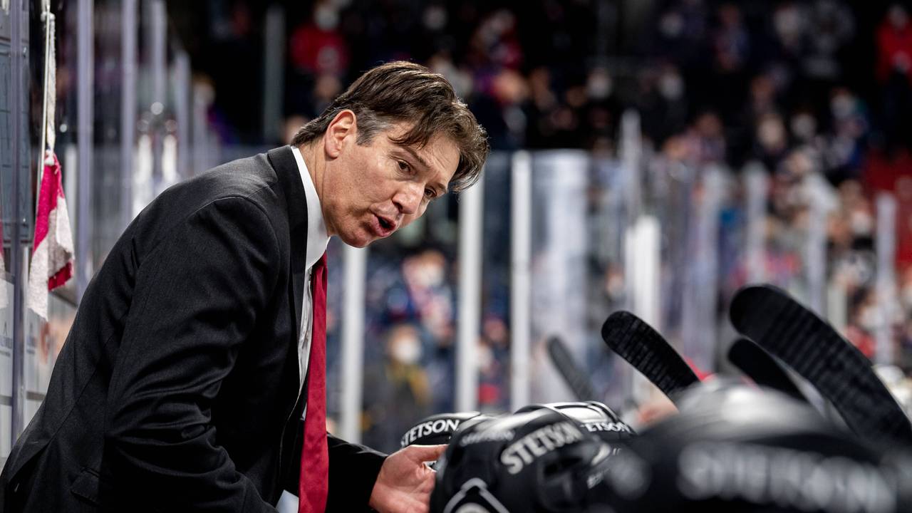 Uwe Krupp spricht zu den Spielern der Kölner Haie.