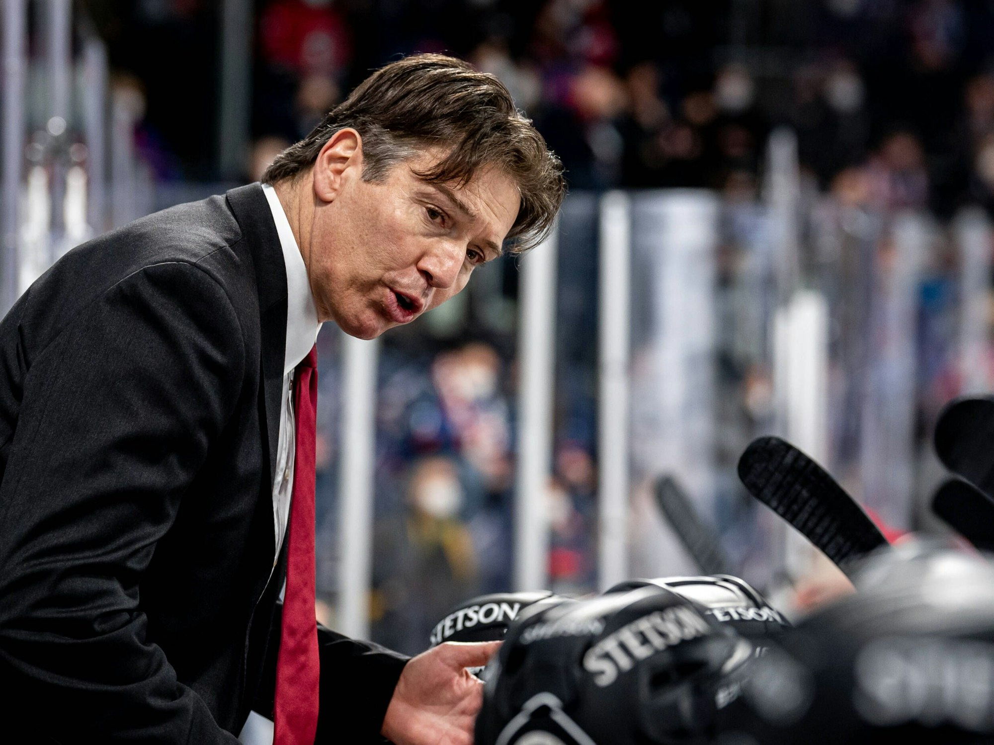 Uwe Krupp spricht zu den Spielern der Kölner Haie.