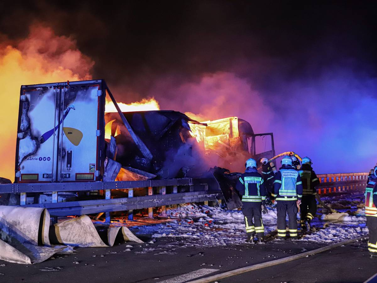 Ein Gemüselaster brennt auf der Schwelmetalbrücke der Autobahn 1 bei Wuppertal (Foto vom 17. März 2022).