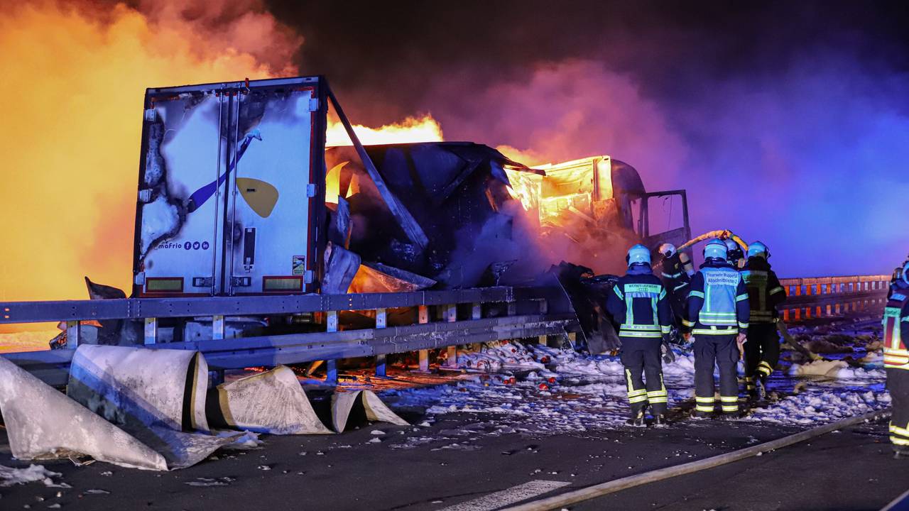 Ein Gemüselaster brennt auf der Schwelmetalbrücke der Autobahn 1 bei Wuppertal (Foto vom 17. März 2022).