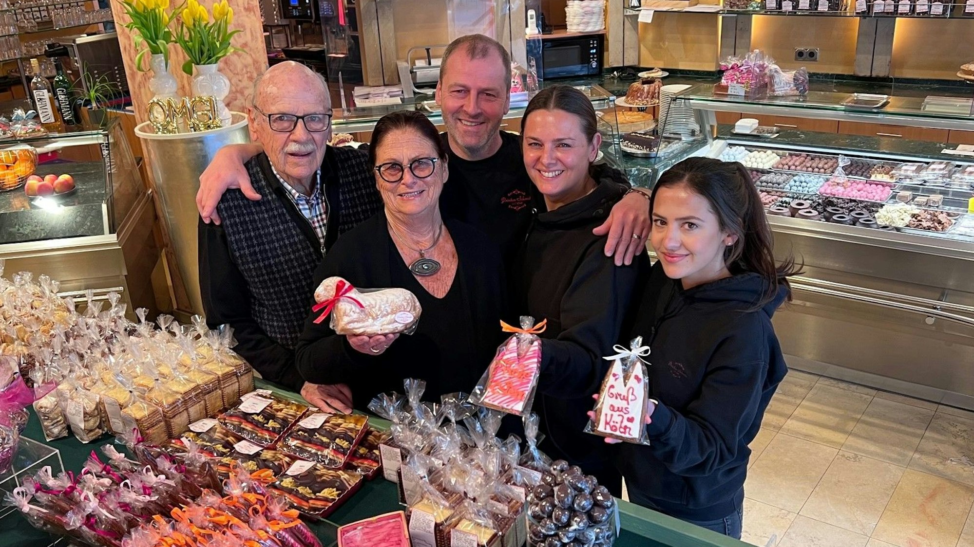 Familie Schmitz von Cafe Printen Schmitz: Josef, Ingrid Josef, Simone und Vivienne Schmitz (v.l.)