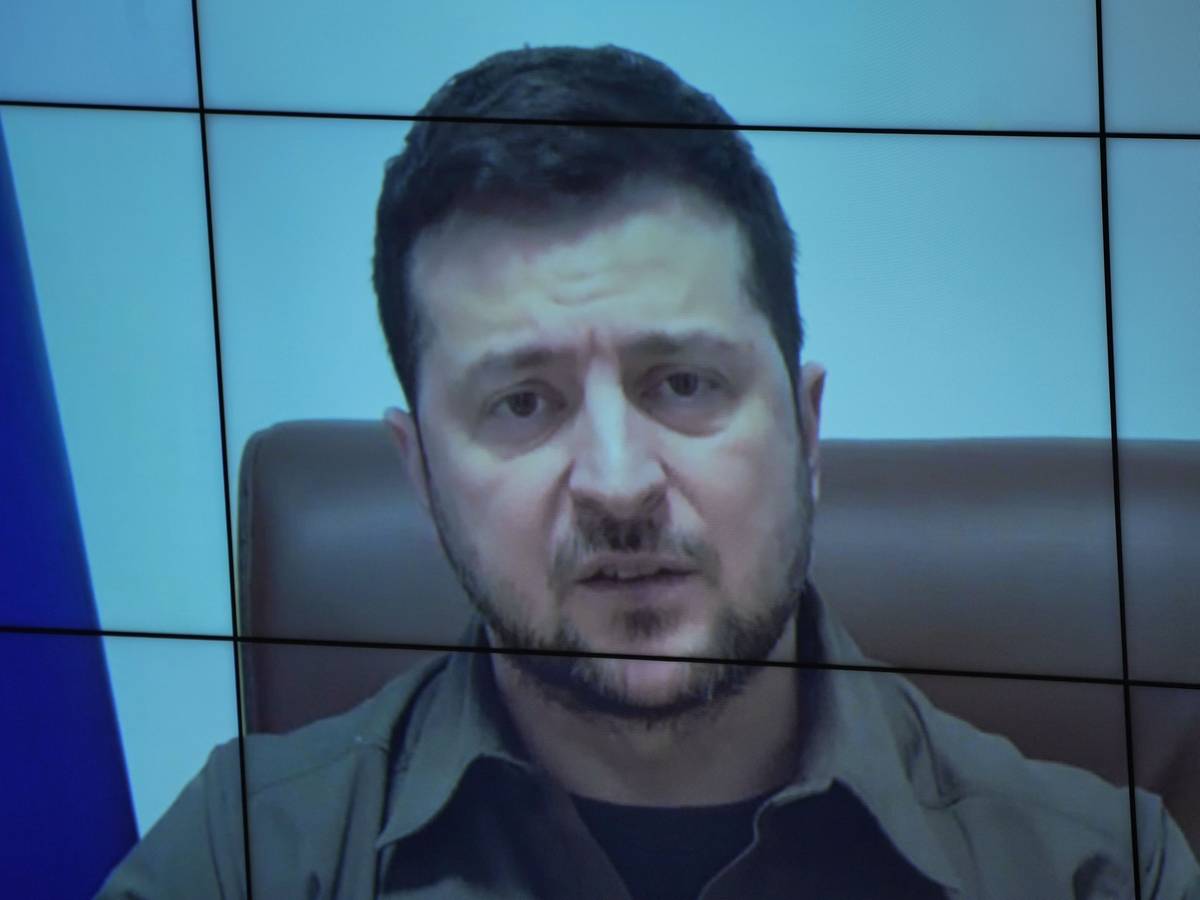 Der ukrainische Präsident Wolodymyr Selenskyj spricht auf einer Videoleinwand im Bundestag.