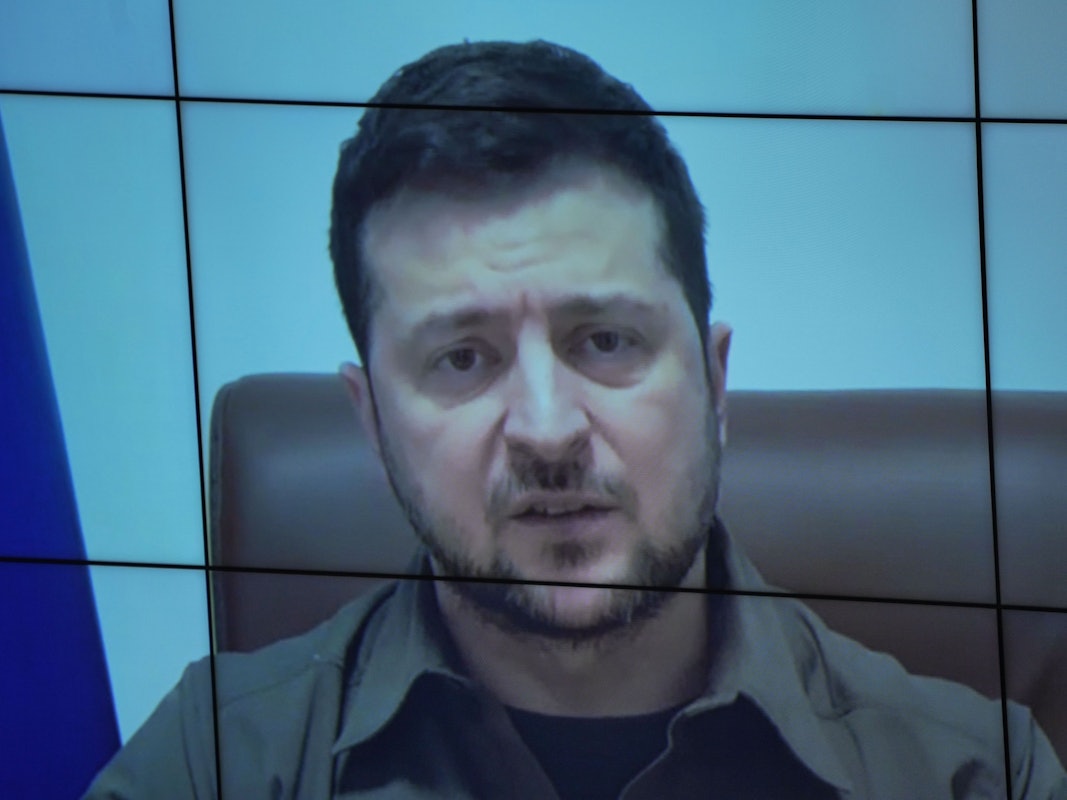 Der ukrainische Präsident Wolodymyr Selenskyj spricht auf einer Videoleinwand im Bundestag.