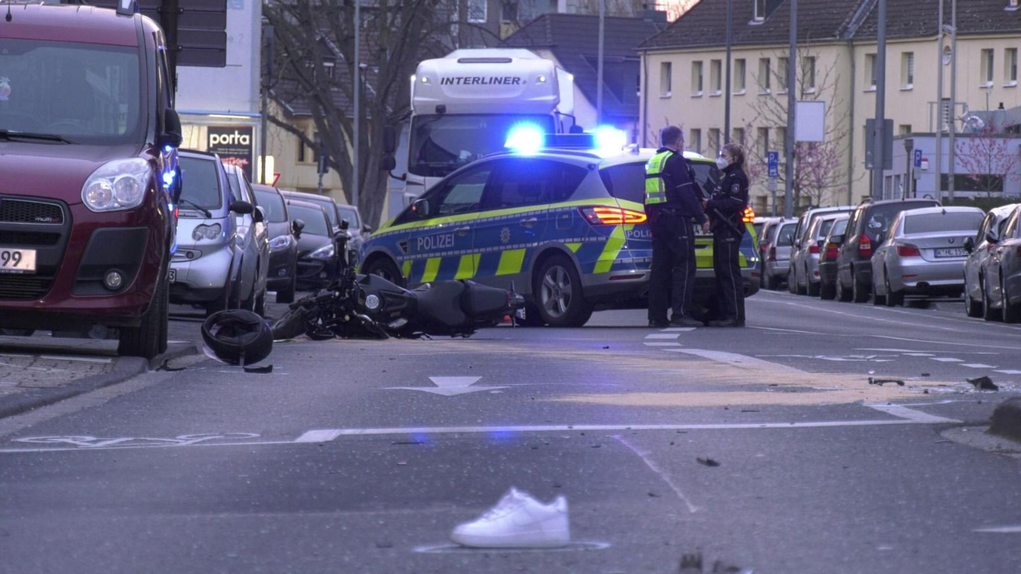 Die Hauptstraße in Köln-Porz musste nach dem Unfall gesperrt werden.