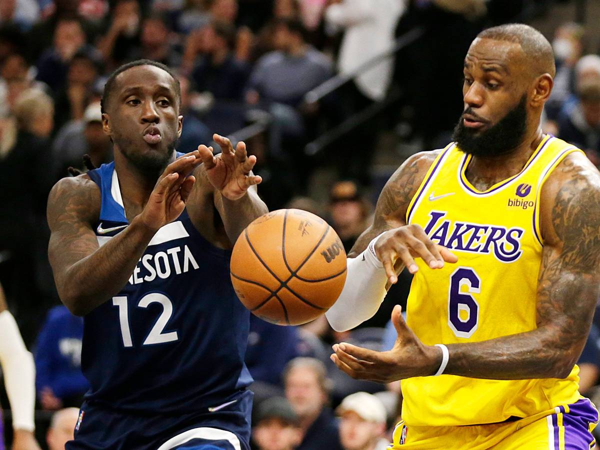 LeBron James (6) versucht Taurean Prince (12) den Ball wegzuschnappen.
