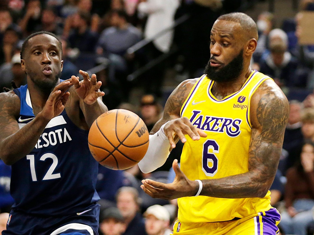 LeBron James (6) versucht Taurean Prince (12) den Ball wegzuschnappen.
