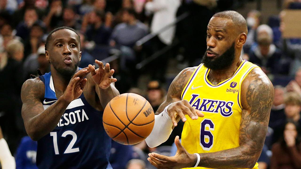 LeBron James (6) versucht Taurean Prince (12) den Ball wegzuschnappen.