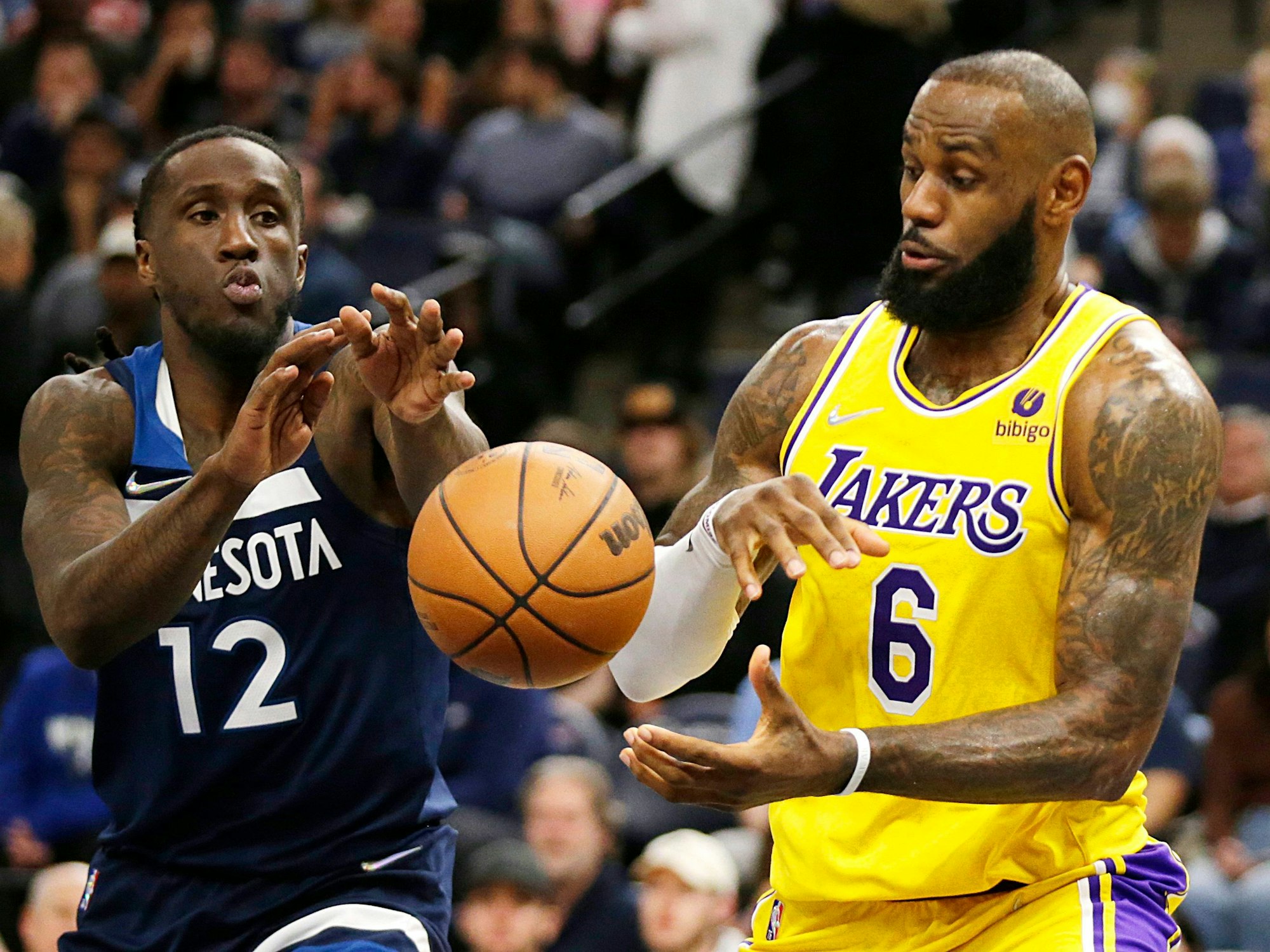 LeBron James (6) versucht Taurean Prince (12) den Ball wegzuschnappen.