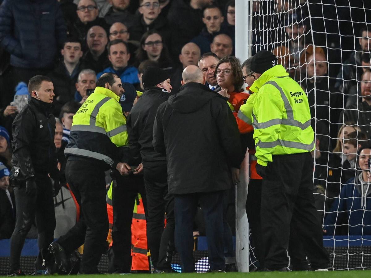 Premier League Everton vs Newcastle United A fan protests and tie-wraps himself to the goal post Liverpool Goodison Park Merseyside United Kingdom Copyright: xCraigxThomas/NewsxImagesx