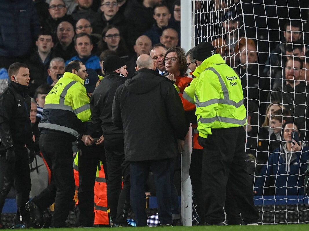Premier League Everton vs Newcastle United A fan protests and tie-wraps himself to the goal post Liverpool Goodison Park Merseyside United Kingdom Copyright: xCraigxThomas/NewsxImagesx