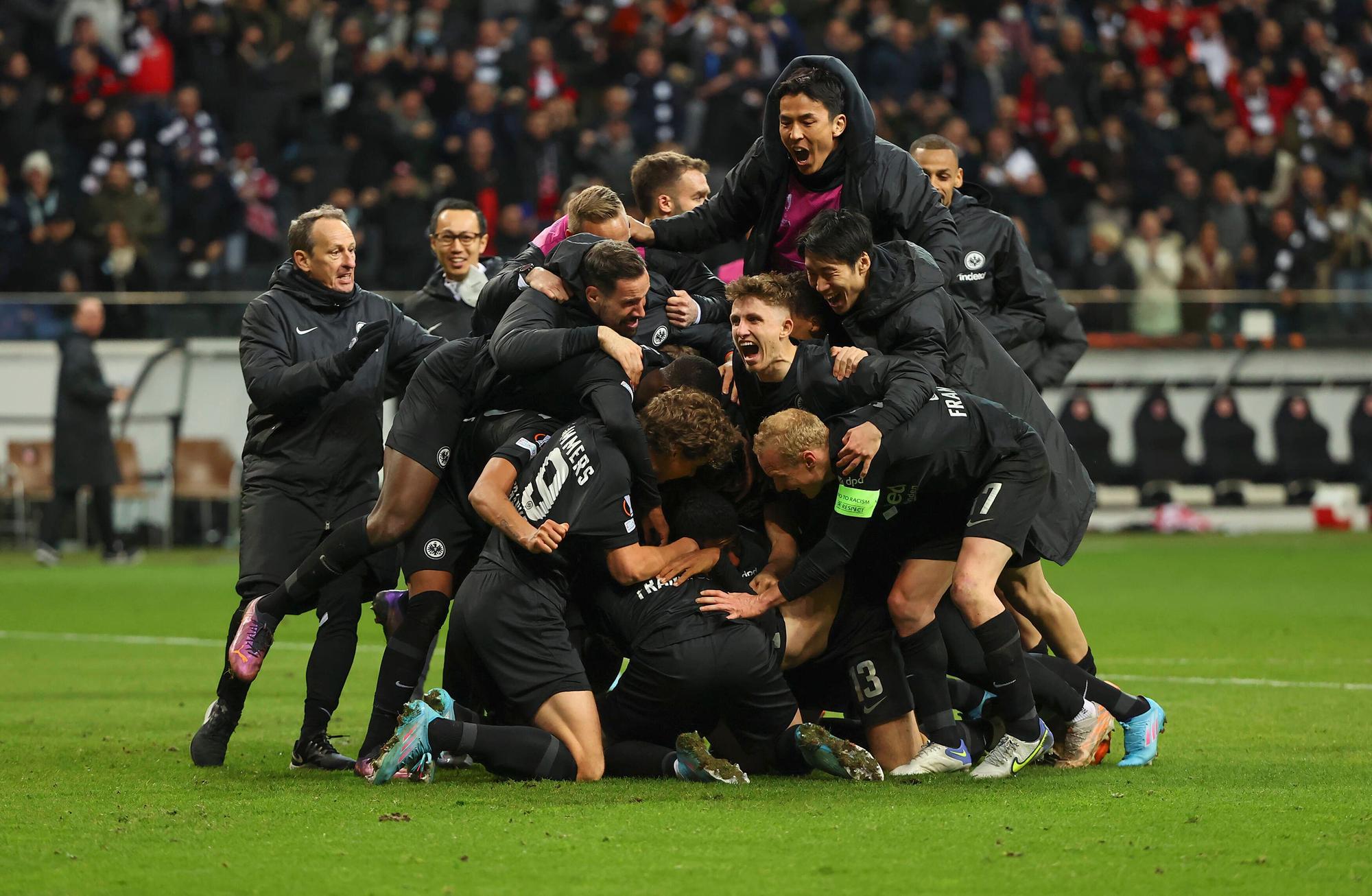 Torjubel zum 1:1 durch Martin Hinteregger Eintracht Frankfurt.