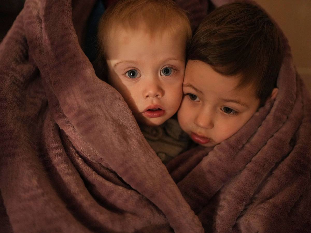 Schrecklicher Angriff auf Zivilisten in der Ukraine: Zwei Kinder wärmen sich im Krankenhaus von Mariupol am 4. März 2022.