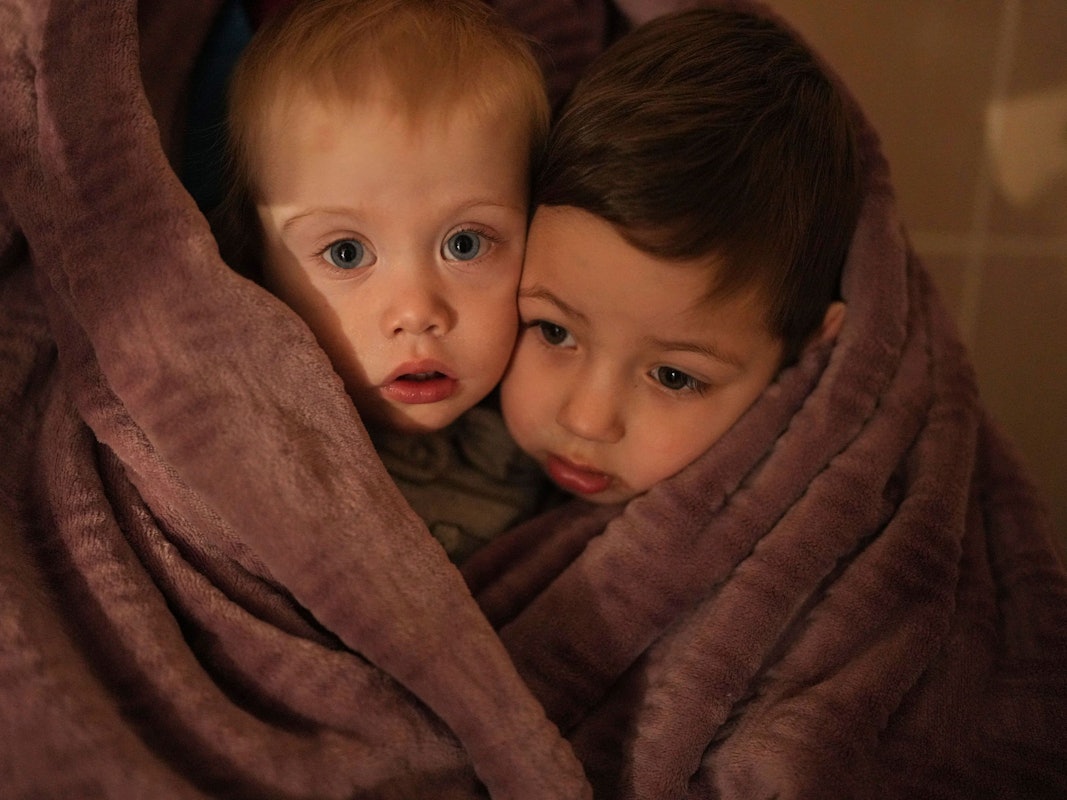 Schrecklicher Angriff auf Zivilisten in der Ukraine: Zwei Kinder wärmen sich im Krankenhaus von Mariupol am 4. März 2022.