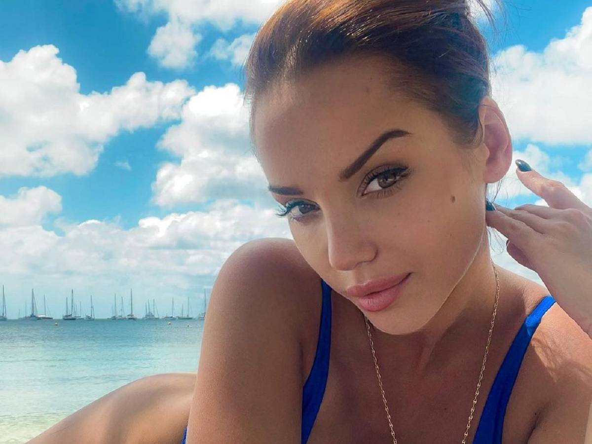 Die polnische Fitness-Influencerin Marta Borkowska posiert im Bikini für ein Selfie