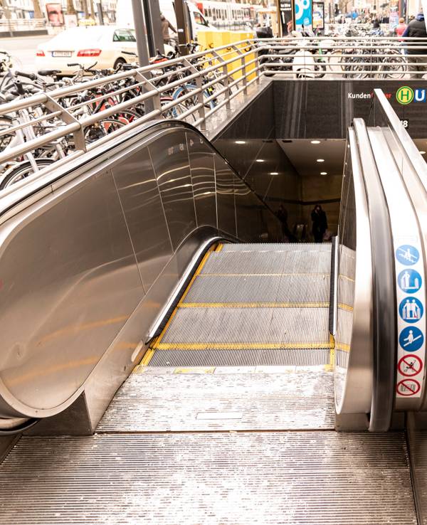 Eine Rolltreppe am Kölner Neumarkt (Foto vom 16. März 2022). Vermehrt werden sie von Taschendieben außer Betrieb gesetzt.