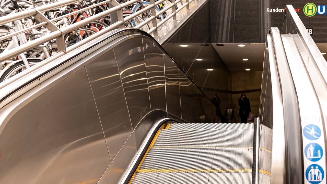 Eine Rolltreppe am Kölner Neumarkt (Foto vom 16. März 2022). Vermehrt werden sie von Taschendieben außer Betrieb gesetzt.