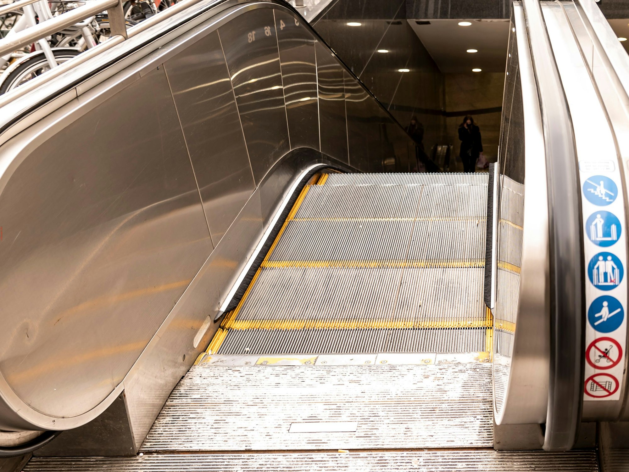 Eine Rolltreppe am Kölner Neumarkt (Foto vom 16. März 2022). Vermehrt werden sie von Taschendieben außer Betrieb gesetzt.