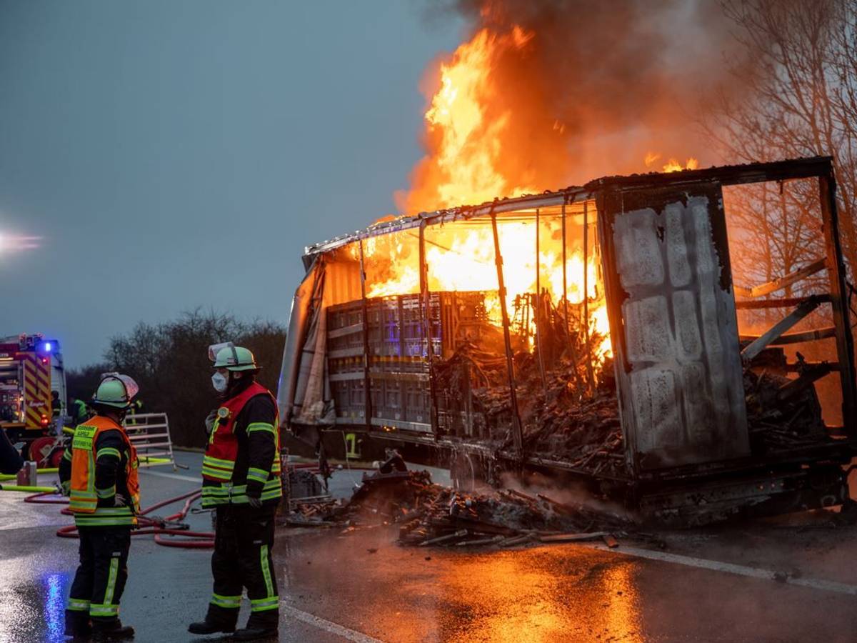 Ein brennender Lkw auf der Autobahn.