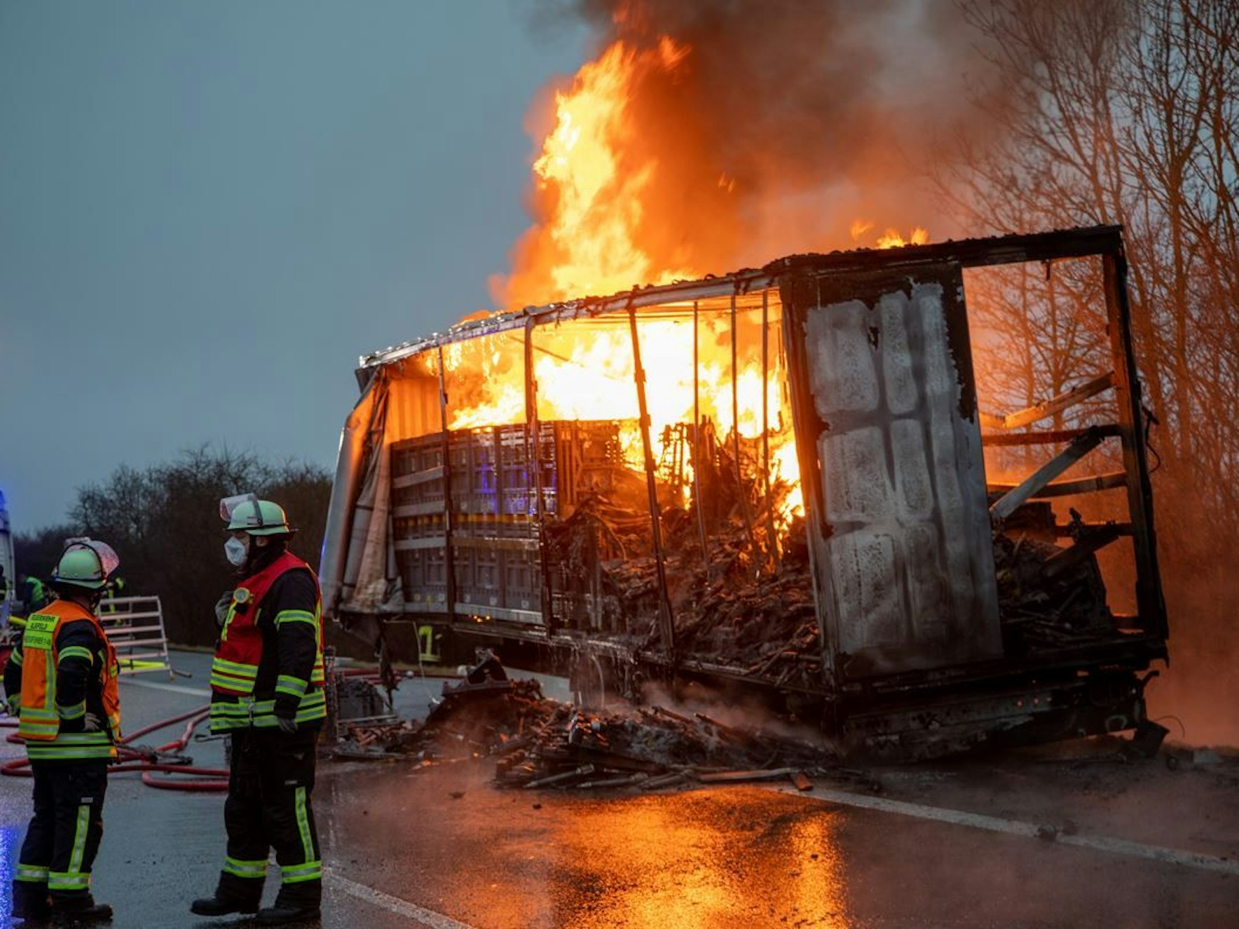 Ein brennender Lkw auf der Autobahn.