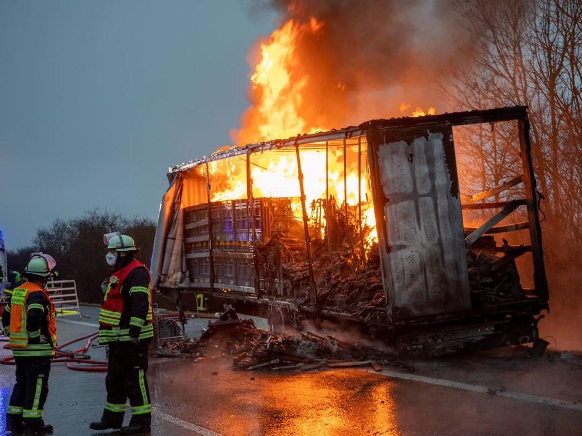 Ein brennender Lkw auf der Autobahn.