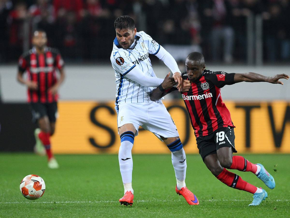 Moussa Diaby kommt an Atalantas Jose Luis Palomino nicht vorbei.