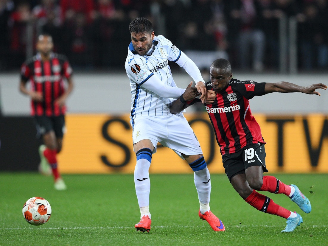 Moussa Diaby kommt an Atalantas Jose Luis Palomino nicht vorbei.