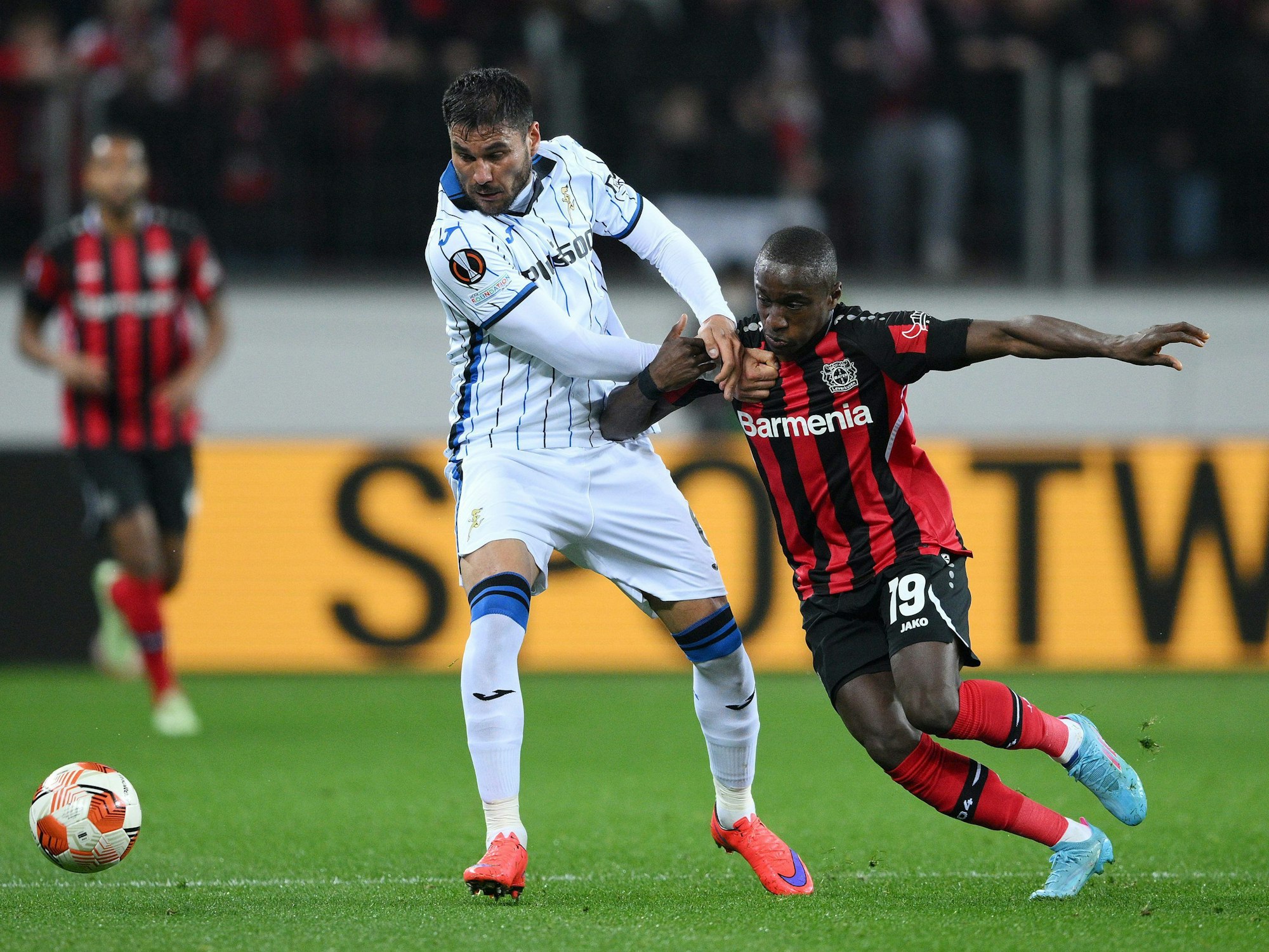 Moussa Diaby kommt an Atalantas Jose Luis Palomino nicht vorbei.