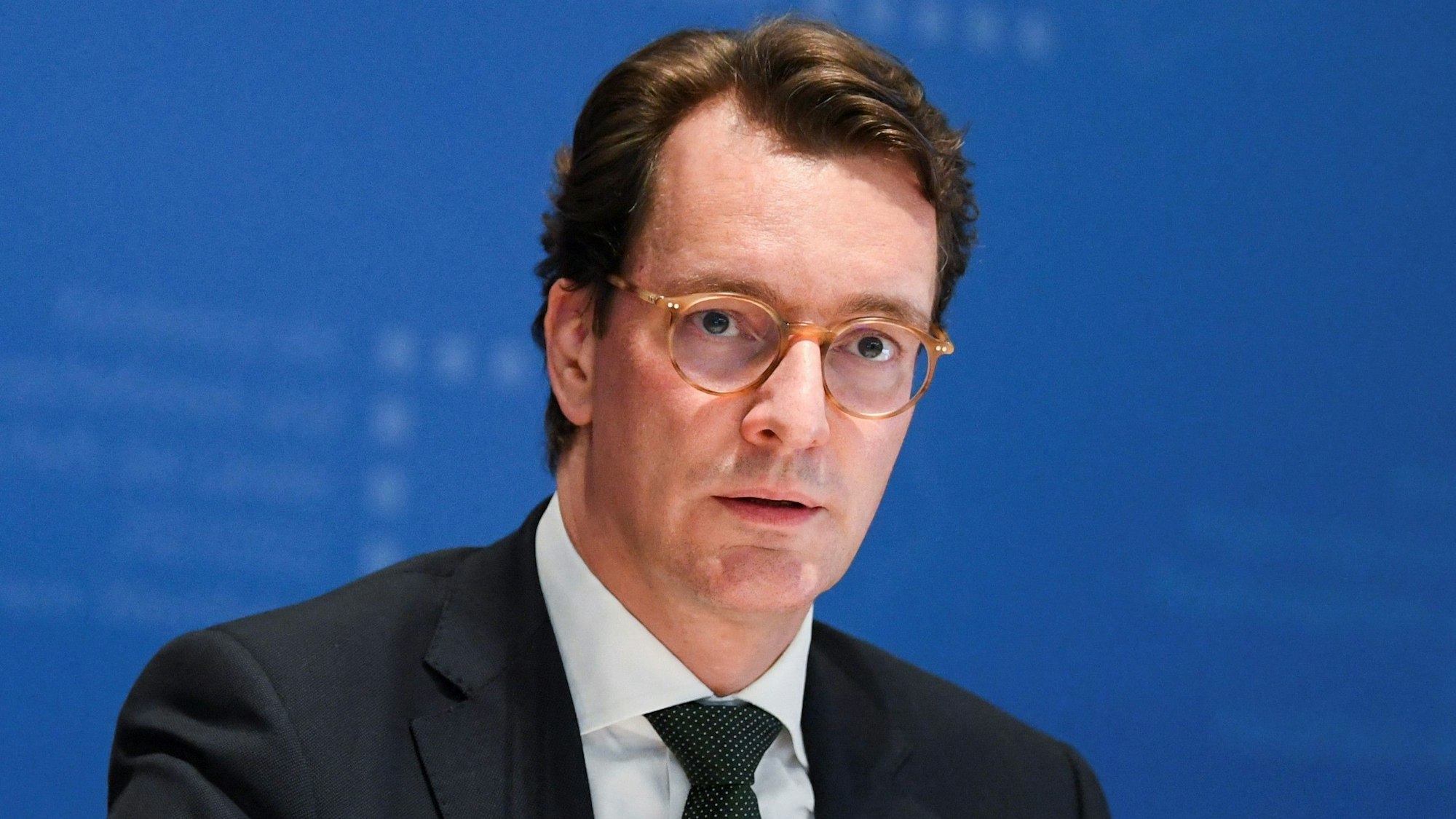 Hendrik Wüst (CDU), Ministerpräsident von Nordrhein-Westfalen, (undatiertes Foto) sitzt immer noch in Israel fest.