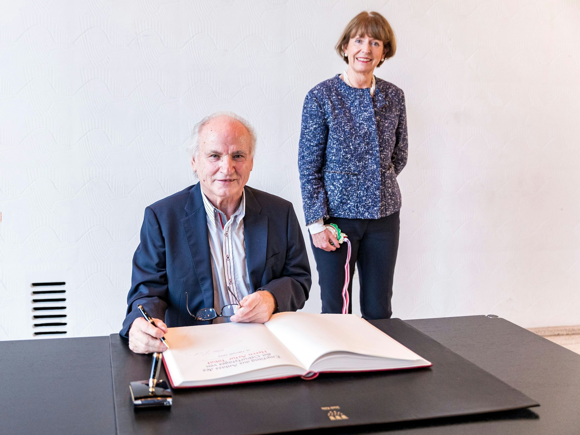 Kölns Oberbürgermeisterin Henriette Reker mit Artur Tabat im Muschelsaal des Historischen Rathauses.